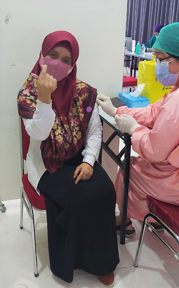 Ibu Icuk Salabiyati menerima suntik vaksin kedua